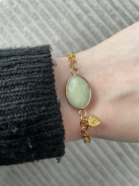 Armband met grote licht groene steen.